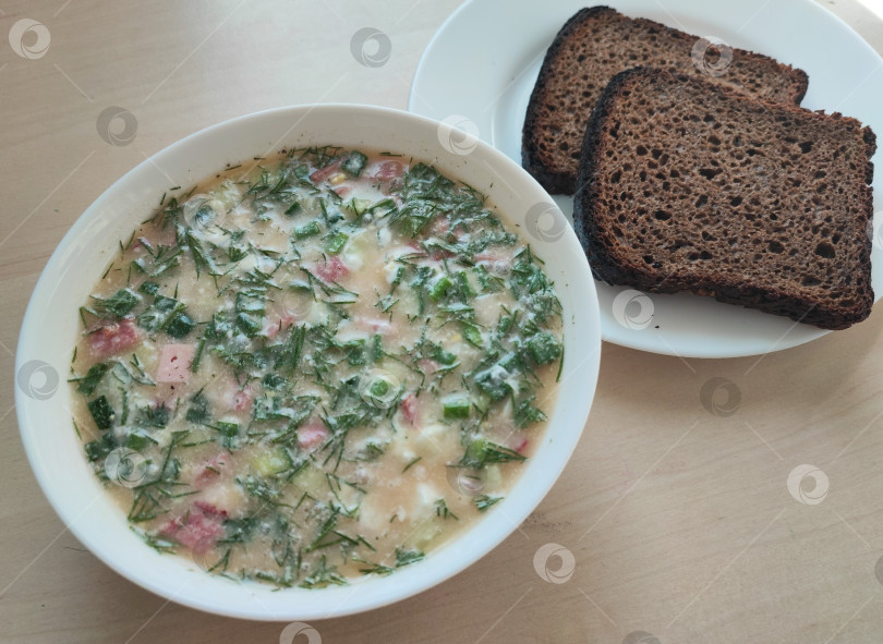 Скачать Окрошка в чашке и кумочек черного хлеба. фотосток Ozero