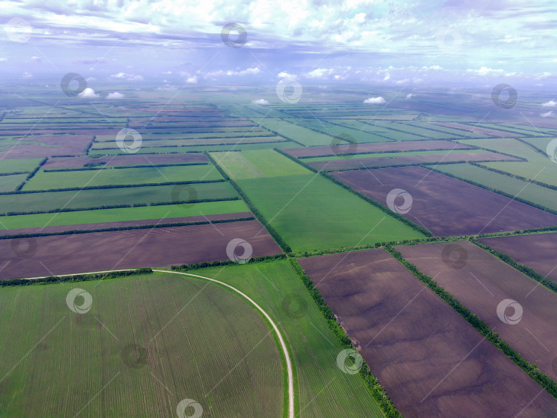 Скачать Съемка с квадрокоптера летом, поля, луга, река, дорога. фотосток Ozero