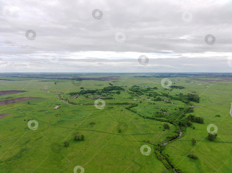 Скачать Пейзаж с высоты птичьго полета над лугами и рекой фотосток Ozero