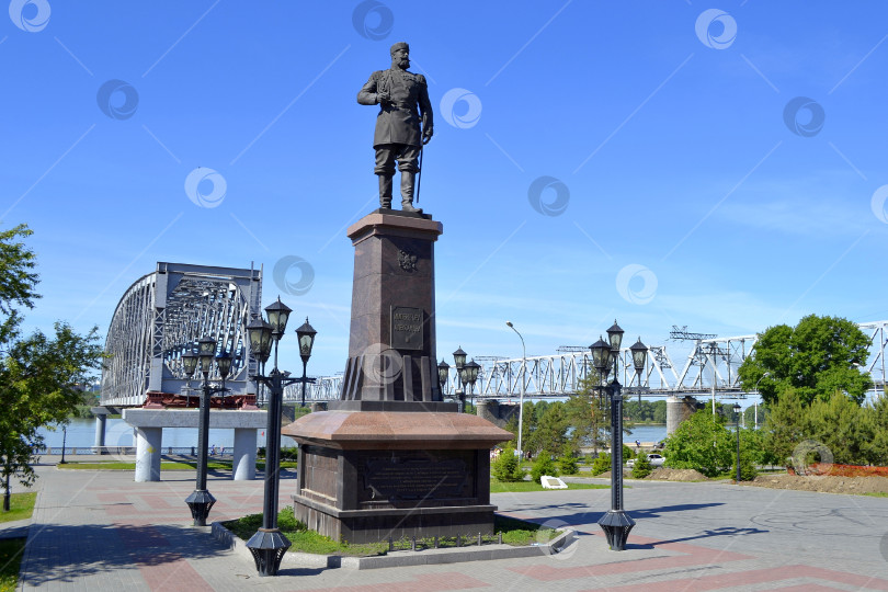 Скачать Ученик императора Александра III (третьему) в городе Новосибирске. Аллея 120 лет Транссибу. Набережная реки Обь. 2017 год. Памятник императору Александру III (третьему) в Новосибирске. Аллея 120-летия Транссиба. Набережная реки Оби. 2017 фотосток Ozero