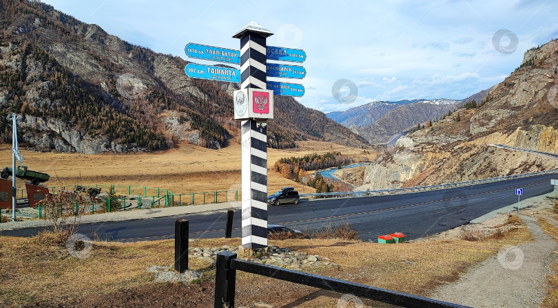 Скачать Верстовой столб ​Онгудайский район, Республика Алтай. Рядом протекает река Чуя. Трасса Р-256. Километровый столб в Онгудайском районе Республики Алтай. Неподалеку протекает река Чуя. фотосток Ozero