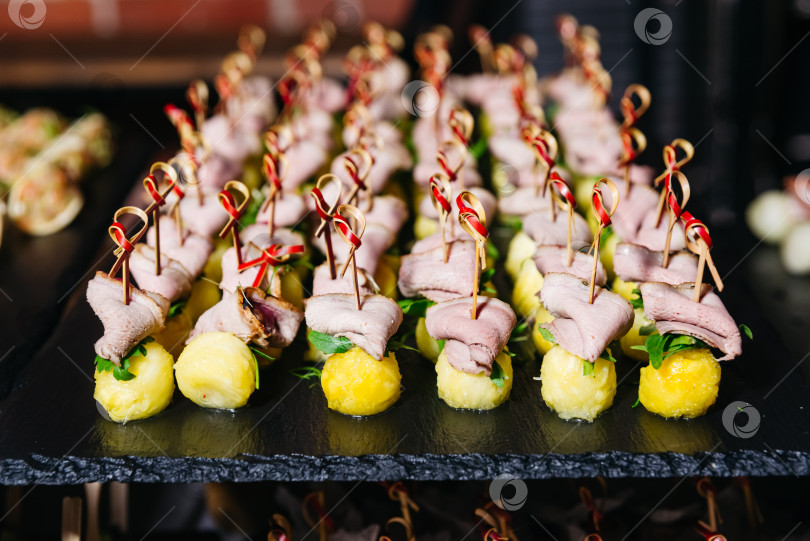 Скачать Шашлык из говядины на закуску с фрикадельками из картофельного пюре. фотосток Ozero