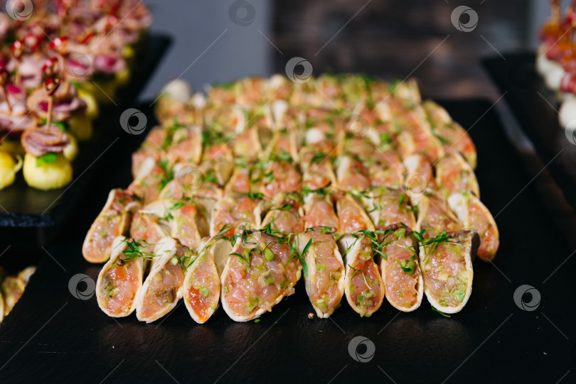 Скачать Мини-тако с начинкой тартар из сырого тунца. фотосток Ozero