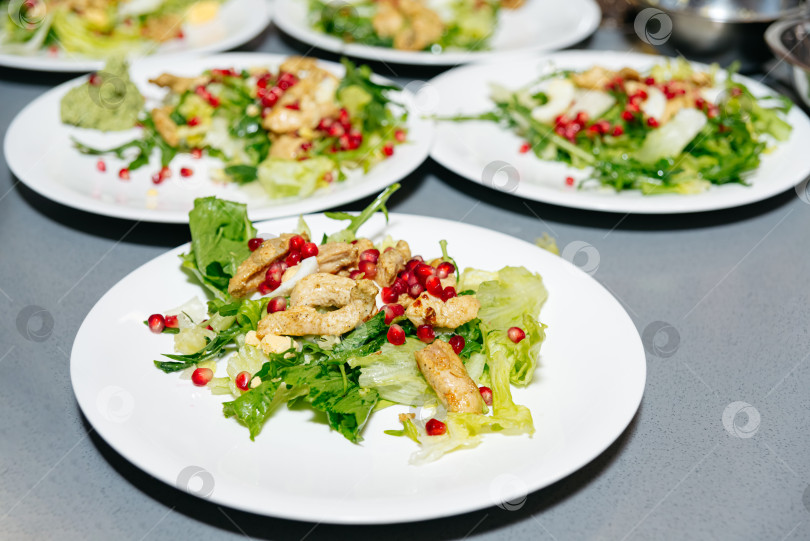 Скачать Салат из свежей курицы с зернами граната. фотосток Ozero