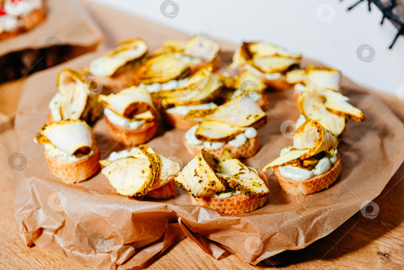 Скачать Мини-брускетта с курицей-гриль и соусом. фотосток Ozero