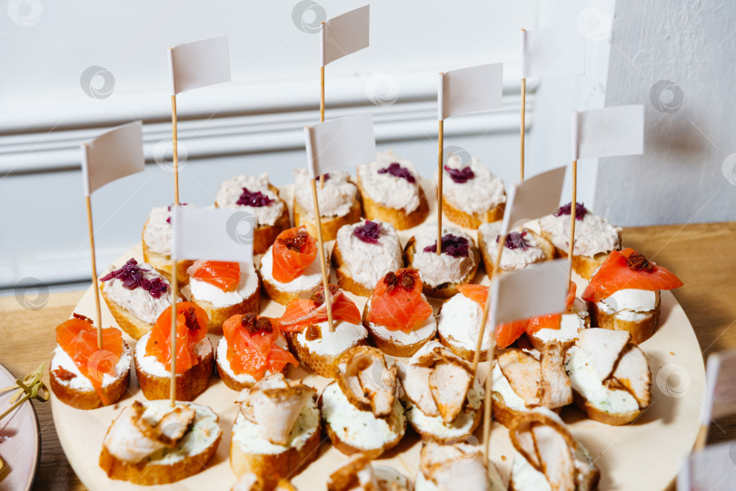 Скачать Ассорти из канапе с мясными и рыбными начинками. фотосток Ozero