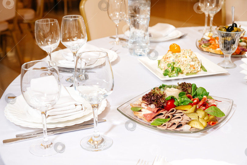 Скачать Блюдо с мясным ассорти подается на элегантном столе. фотосток Ozero