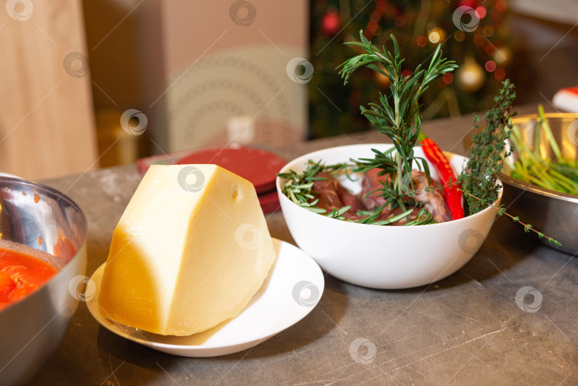 Скачать Сыр и маринованное мясо с зеленью. фотосток Ozero