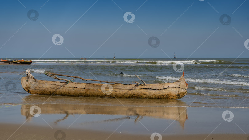 Скачать Старая потрепанная пирога на мелководье во время отлива. фотосток Ozero