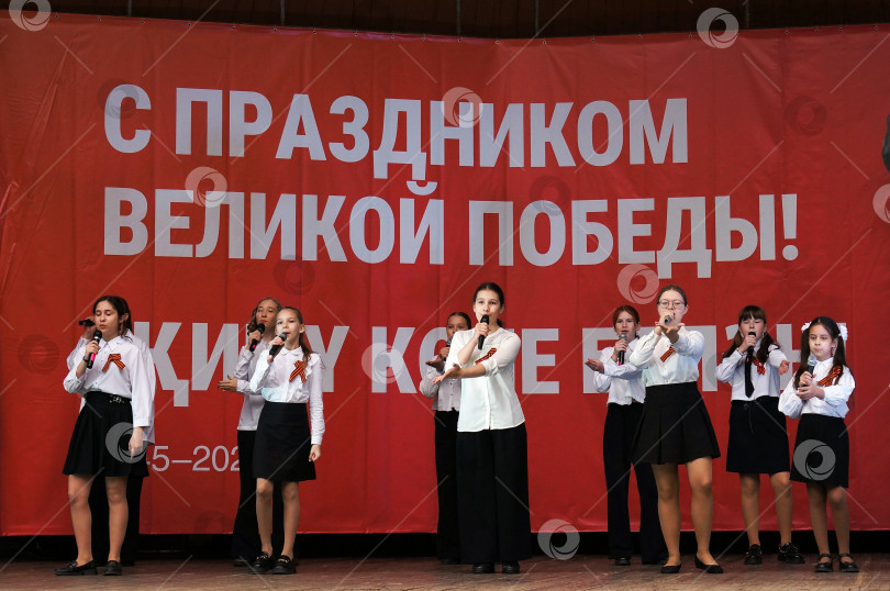 Скачать Казань, Татарстан, Россия – 7 мая 2025: детский вокальный ансамбль с патриотической песней фотосток Ozero