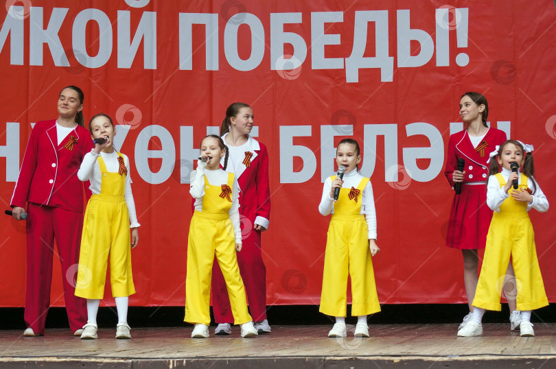 Скачать Казань, Татарстан, Россия – 7 мая 2025: Молодежно-детская вокальная группа фотосток Ozero