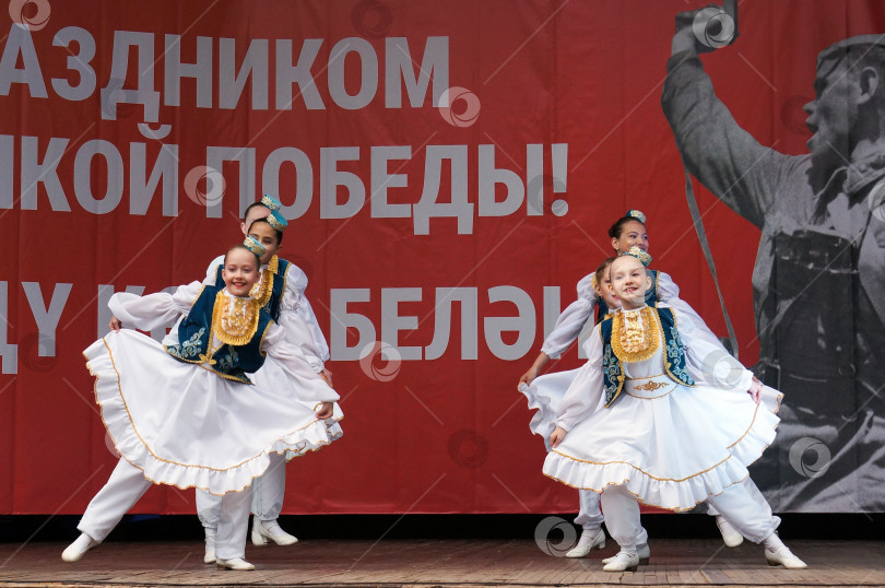 Скачать Казань, Татарстан, Россия – 7 мая 2025: Татарский национальный танец в исполнении детской группы фотосток Ozero