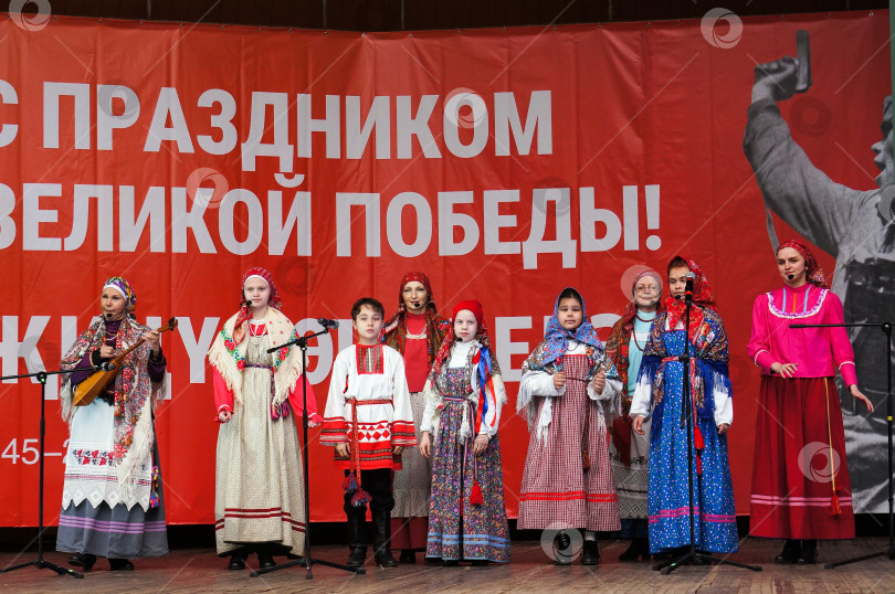 Скачать Казань, Татарстан, Россия – 7 мая 2025: На сцене ансамбль казачьей песни фотосток Ozero