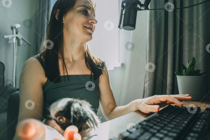 Скачать улыбающаяся женщина, записывающая подкаст в домашнем офисе, концепция создания цифровых медиа фотосток Ozero