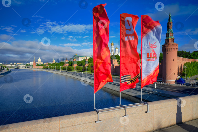 Скачать Москва. Праздничный флаги на 9 Мая и Кремль. фотосток Ozero