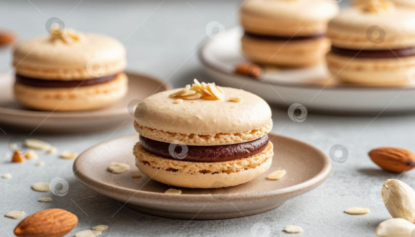 Скачать Воздушные миндальные пирожные с безе Le macaron, на столе, на светлом фоне, профессиональная фотография, искусственный интеллект. фотосток Ozero