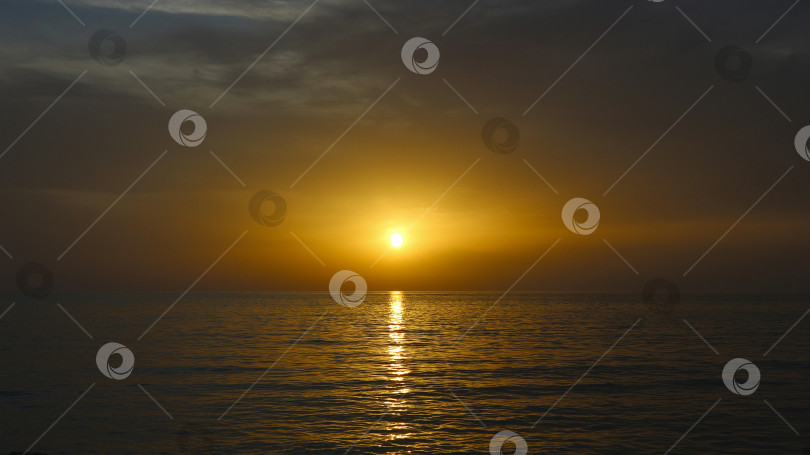 Скачать Закат в море фотосток Ozero