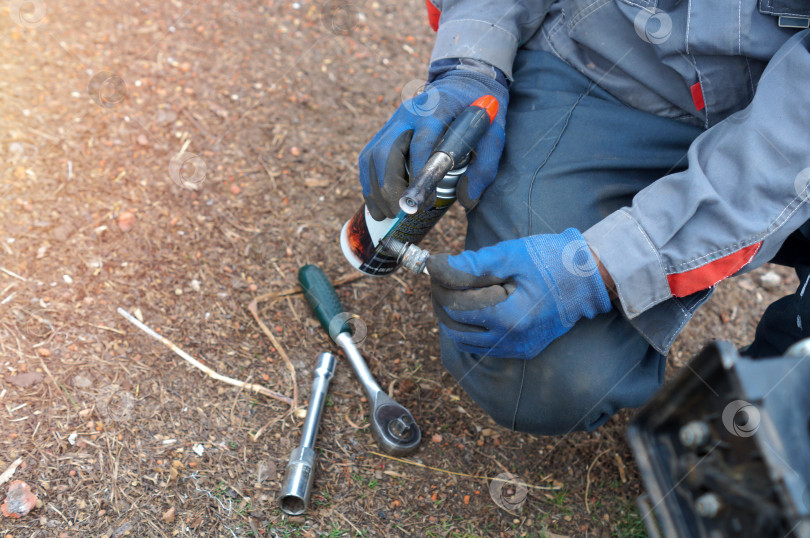 Скачать Быстрый способ сушки залитой свечи для мотоблока - работник прогревает свечку с помощью горелки фотосток Ozero