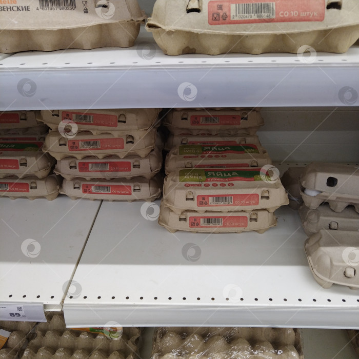 Скачать Отдел отборных куриных яиц в магазине "Магнит". фотосток Ozero