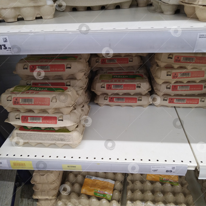Скачать Отдел отборных куриных яиц в магазине "Магнит". фотосток Ozero
