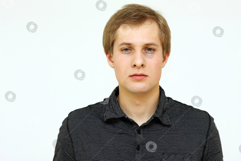 Скачать Портрет красивого молодого человека фотосток Ozero