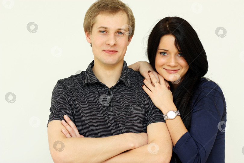 Скачать портрет молодых счастливых мужчины и женщины фотосток Ozero