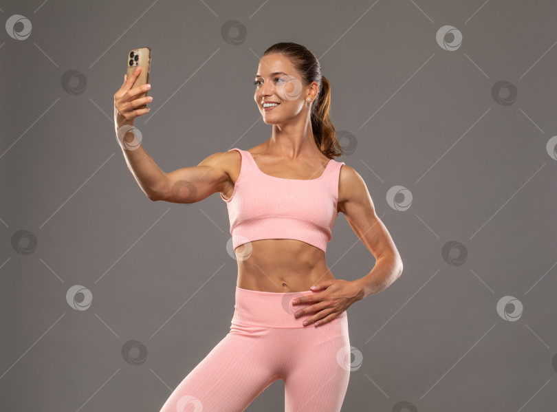 Скачать Счастливая молодая спортивная женщина занимается гимнастикой фотосток Ozero