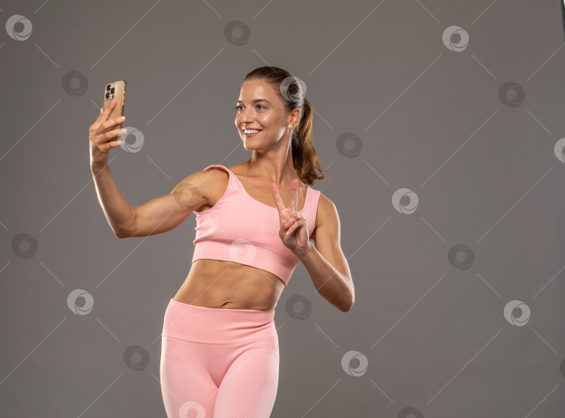 Скачать Счастливая молодая спортивная женщина занимается гимнастикой фотосток Ozero
