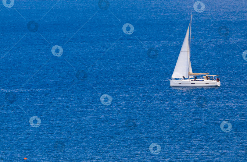Скачать Белая яхта на фоне синего моря фотосток Ozero