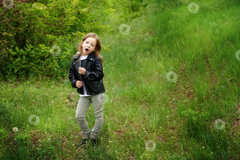 Скачать Модная маленькая школьница гуляет в парке фотосток Ozero