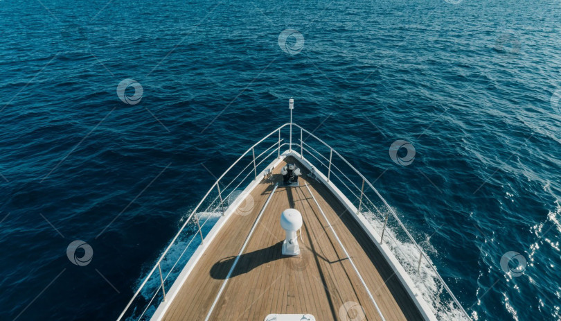 Скачать Вид на море сверху и нос корабля. Создано с помощью искусственного интеллекта. фотосток Ozero