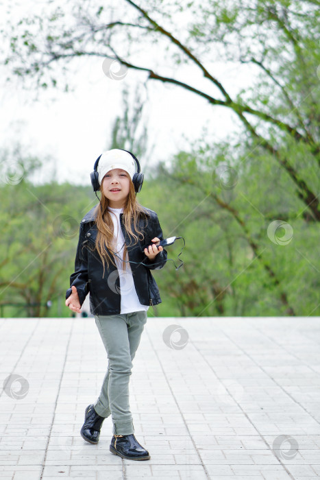 Скачать Модная прогулка школьника по городу фотосток Ozero