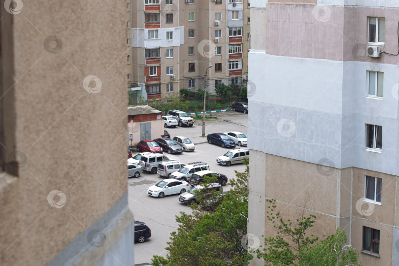 Скачать Вид на парковку во дворе фотосток Ozero