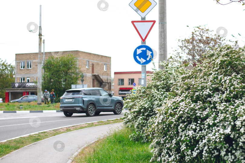 Скачать Автомобиль и знак ПДД фотосток Ozero