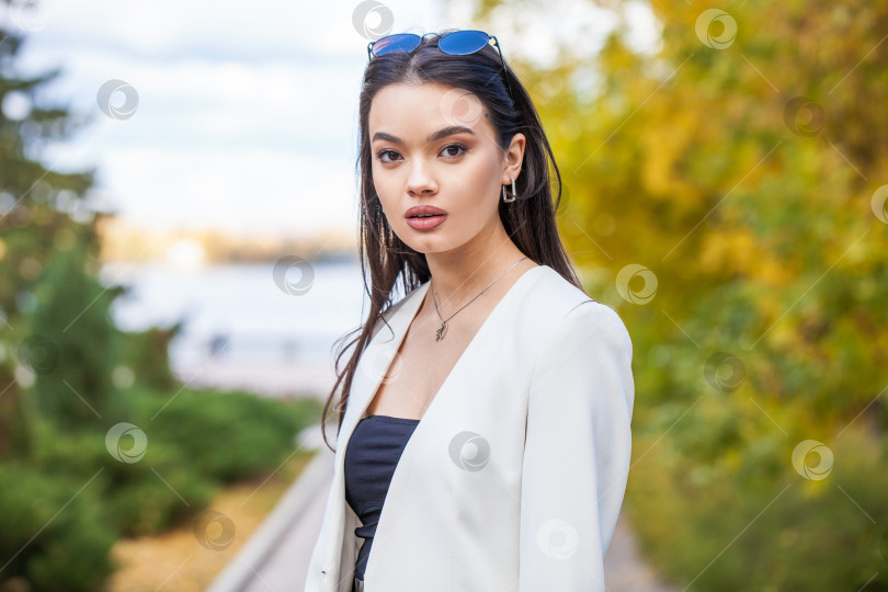 Скачать Молодая красивая деловая женщина в осеннем парке фотосток Ozero