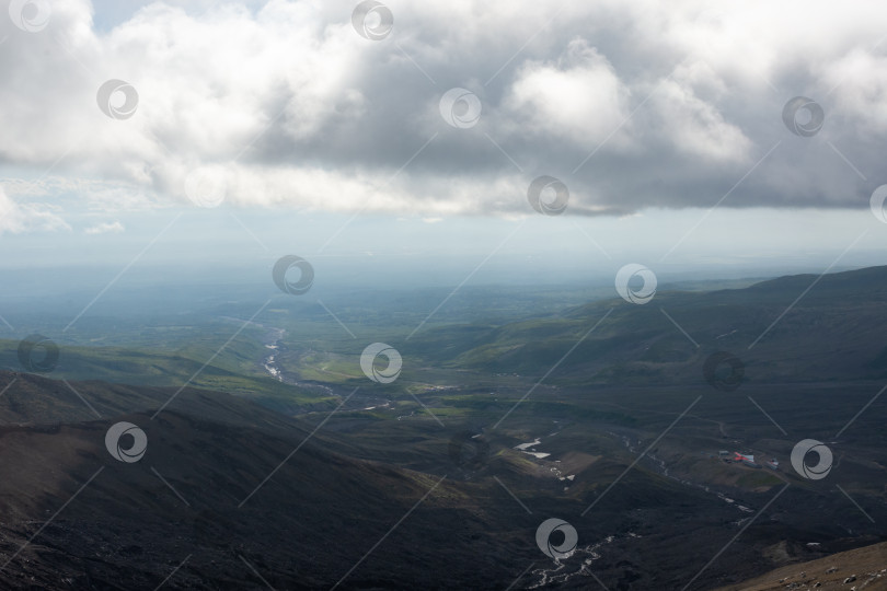 Скачать Под сенью облаков фотосток Ozero