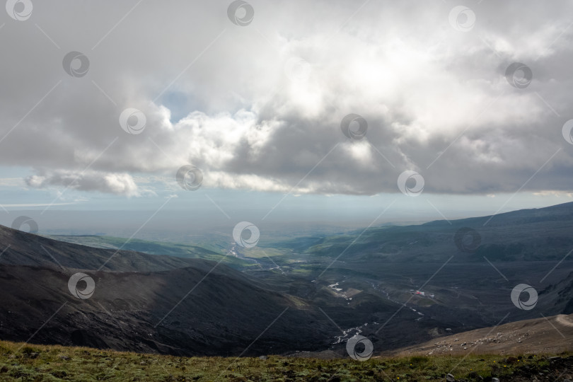 Скачать Под сенью облаков фотосток Ozero