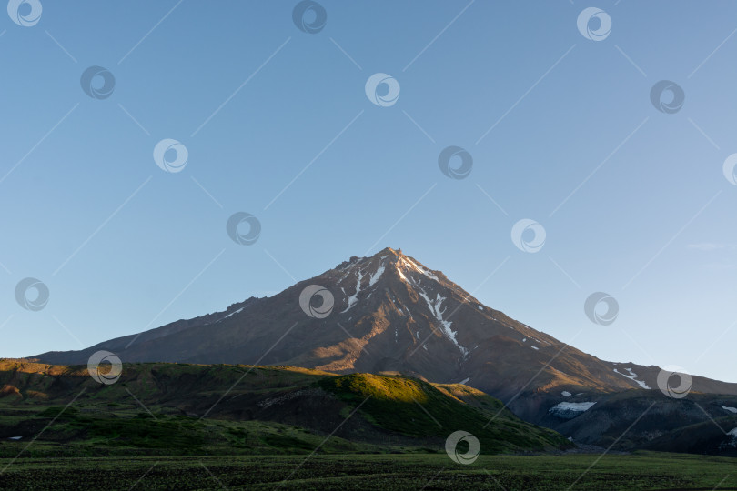 Скачать Вулкан Ключевская сопка (Ключевской)  в закате, Камчатка фотосток Ozero