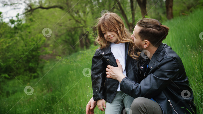 Скачать Папа и дочь проводят время вместе в парке фотосток Ozero