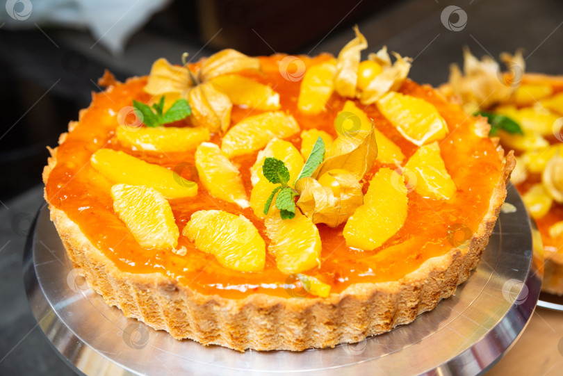 Скачать Цитрусовый пирог с дольками апельсина и мятой. фотосток Ozero