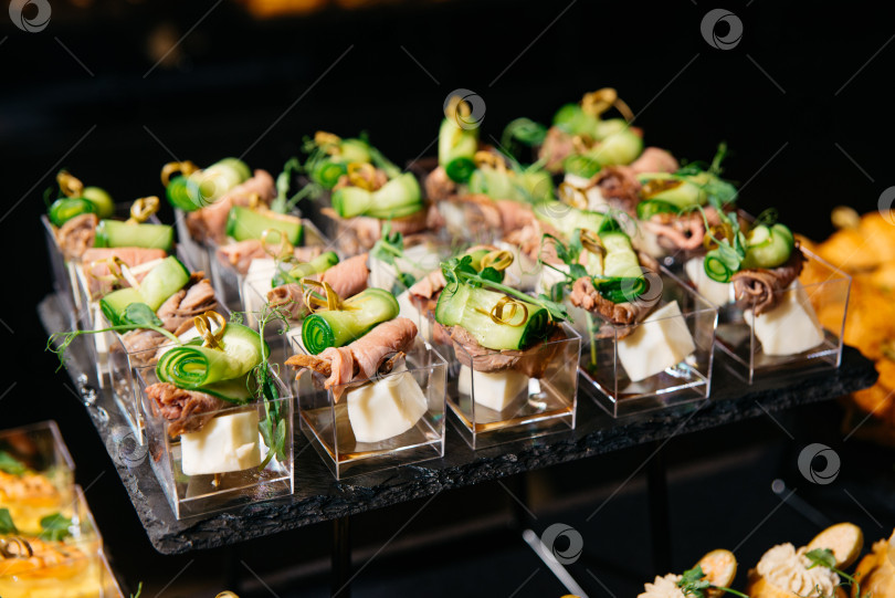 Скачать Кусочки говядины и огурца с кубиками сыра. фотосток Ozero