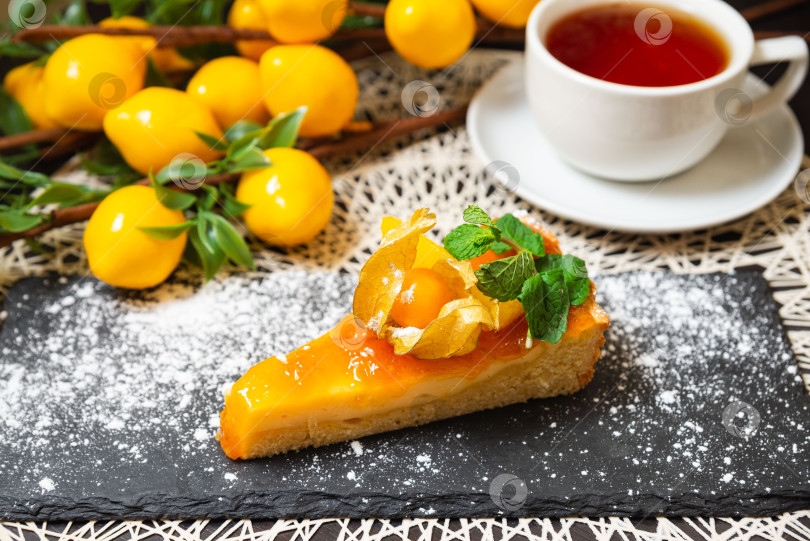 Скачать Ломтик цитрусового пирога с мятой и чашка чая. фотосток Ozero