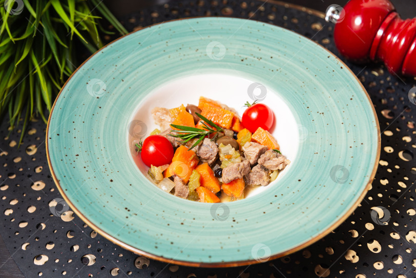 Скачать Сытное мясное рагу с овощами и зеленью. фотосток Ozero