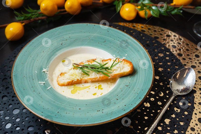 Скачать Сливочный суп с сыром кростини и зеленью. фотосток Ozero