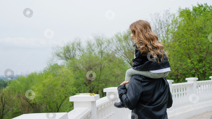 Скачать Папа и дочь гуляют по городу фотосток Ozero