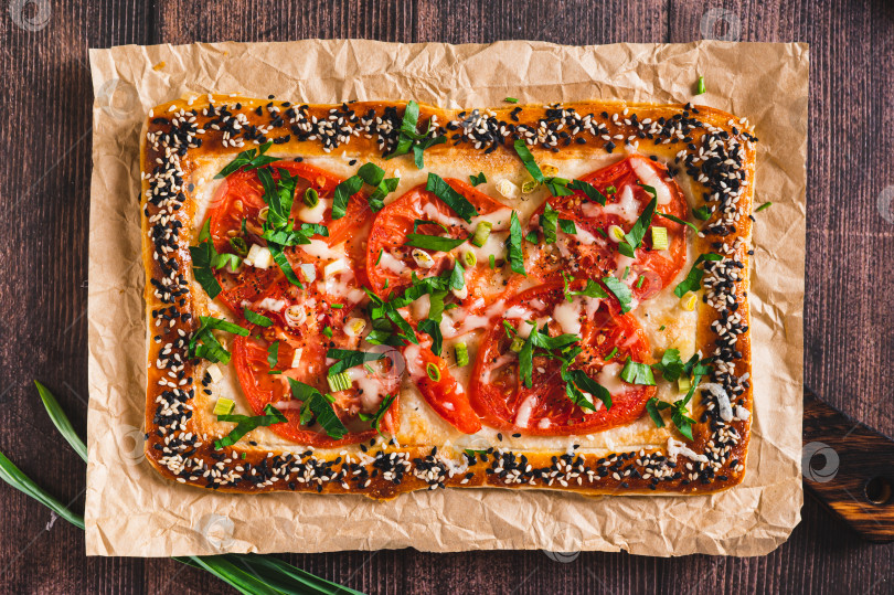 Скачать Аппетитная галета с помидорами, сыром и зеленью крупным планом на столе, вид сверху фотосток Ozero