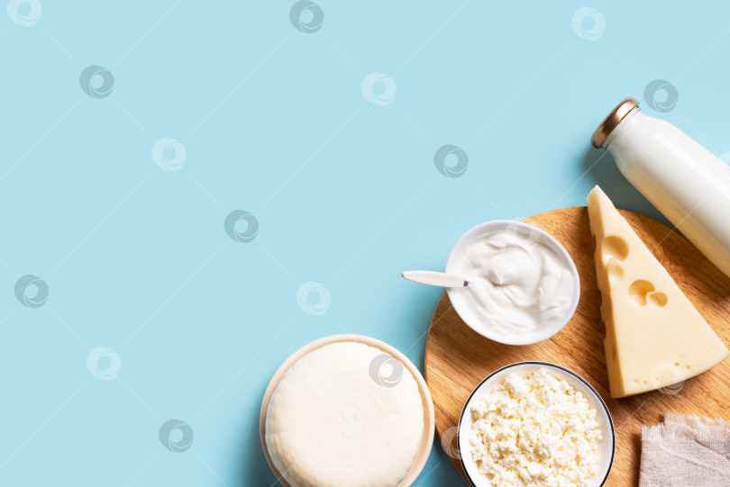Скачать Свежие молочные продукты на синем фоне фотосток Ozero