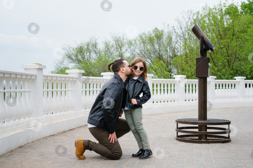 Скачать Папа и дочь гуляют по городу фотосток Ozero