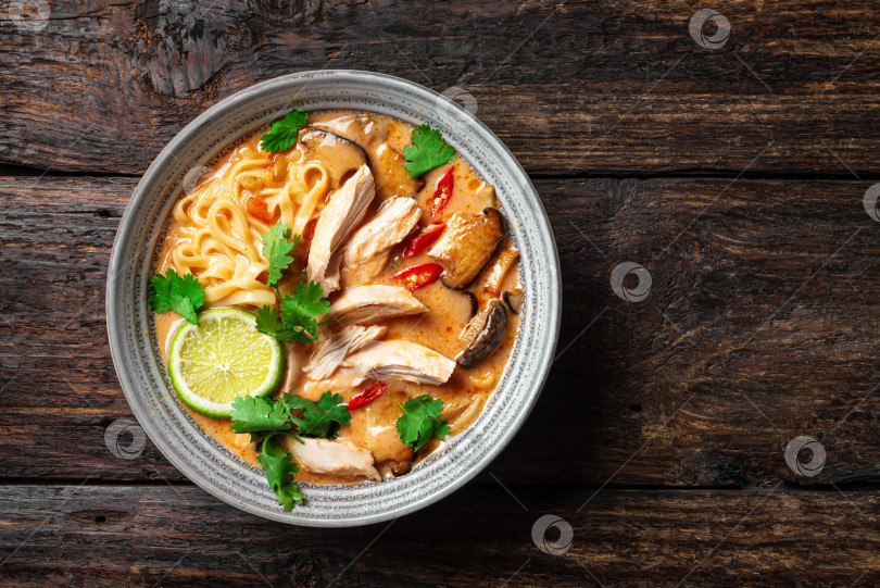 Скачать Острый тайский куриный суп с лапшой. Кхао Сой фотосток Ozero