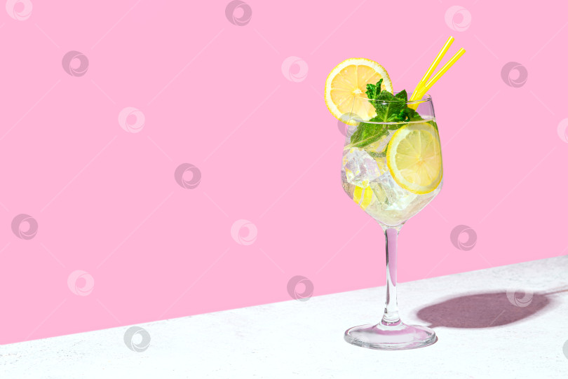 Скачать Модный коктейльный напиток Hugo Spritz с лимоном, листьями мяты и льдом фотосток Ozero